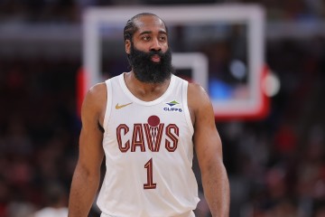 顶不住！哈登13中6拿17分 下半场仅出场8分钟